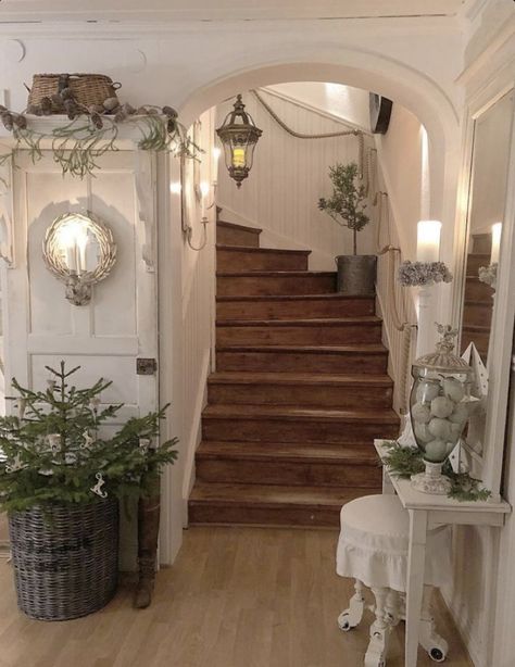 Cottagecore Stairs, Good Storage Ideas, Bathroom Flower Decor, Boho Style House, Cheap Bedroom Decor, Perfect House, Vintage Lady, Beautiful Interior Design, Flower Decor