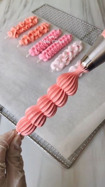 Meringue Cookie Recipe, Mini Meringues, Lollipop Recipe, Brownie Pops, Meringue Desserts, Dessert Shots, Meringue Recipe, Icing Techniques, Chocolate Covered Treats