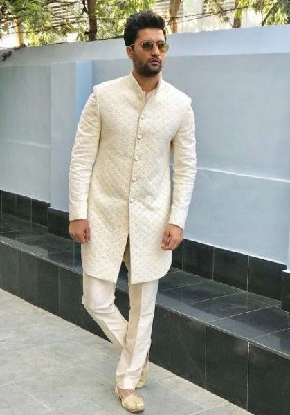 Indo Western Outfits For Men, Wedding Suit For Men, Indo Western Dress For Men, India Fashion Men, White Sherwani, Indian Wedding Suits Men, Celebrity Inspired Outfits, Chikankari Work, Groom Dress Men