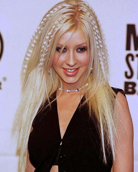 Crimped hair is an early 2000s fashion trend that deserves a massive comeback. We'd like to nominate Britney to be the face of this campaign 💅 Moon Boots Mini, Hairstyles 00s, Christina Aguilera Hair, Hair Bump, Early 2000s Fashion Trends, 2000s Hair, Bump Hairstyles, Hair Crimper, Y2k Hairstyles