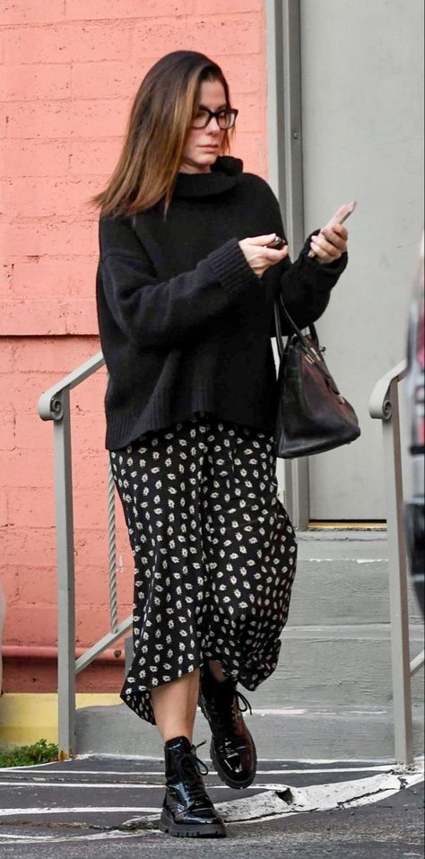 90s Sandra Bullock Fashion, Celeb Street Style 2023, Sandra Bullock 90s Style, 90s Sandra Bullock, Sandra Bullock Aesthetic, Sandra Bullock 90s Outfits, Sandra Bullock Fashion, Sandra Bullock Outfits, Sandra Bullock Street Style