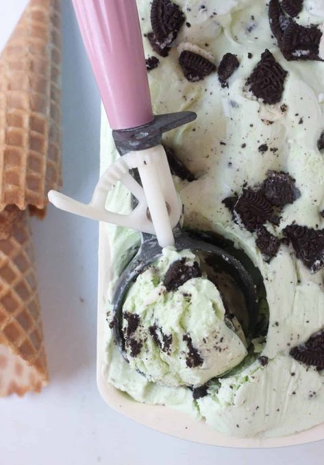 No Churn Mint Oreo Ice Cream made with just 5 ingredients! Mint Oreo Ice Cream, Snickers Ice Cream, Mint Oreo, Homemade Snickers, Oreo Ice Cream, Quick Dessert Recipes, Mint Chocolate Chip Ice Cream, Mint Ice Cream, Easy Ice Cream