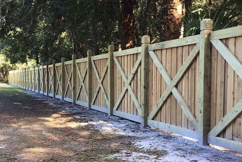 Farm Privacy Fence, Farmhouse Privacy Fence Ideas, Rural Privacy Fence Ideas, Privacy Fence Styles, Farmhouse Privacy Fence, Privacy Fence Ideas Front Yard, Front Of House Landscape Ideas Farmhouse, Farmhouse Fence Ideas, Montana Backyard