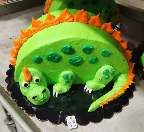 Cute Dinosaur Cupcakes, Half Cake Designs, Half Round Cake Ideas, Dinosaur Head Cake, Half Round Cake, Dino Shaped Cake, Alien Cake Ideas, Half Circle Cake, Orange Dinosaur Cake