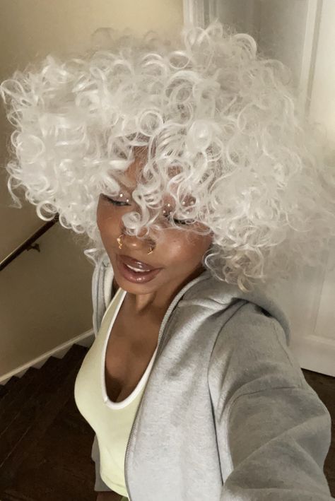 White Afro Hair Black Women, White Hair Curly, Curly White Hair, Bleach Hair Ideas, White Curly Hair, White Afro, Cloud Hair, Diy Bleach, Bleach Hair