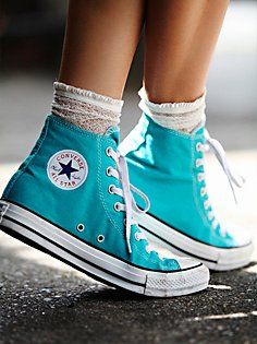 Boty Converse, Hi Top Converse, Converse Outfits, Sneaker Outfits, Sneaker Trend, Vans Shoe, Tennis Shoes Outfit, Shoe Ideas, Wedding Red