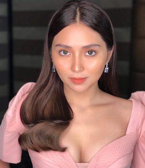 Phenomenal Box Office Queen 🌸#Kath🌸  Kathryn Bernardo 🌟 Graduation Look Makeup, Kathryn Bernardo Hairstyle, Kathryn Bernardo Photoshoot, Prom Eyes, Modern Filipiniana Dress, Fav Hairstyles, Fresh Face Makeup, Graduation Look, Filipiniana Dress