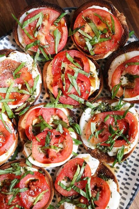 Caprese Salad Bites, Bachelorette Party Food, Mozzarella Tomato, Pesto Mozzarella, Mini Bagels, Bagel Bites, Bacon Breakfast, Lunch Recipes Healthy, Balsamic Glaze