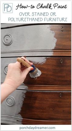 How To Chalk Paint, Chalk Paint Furniture Diy, Staining Furniture, Furniture Painting Techniques, Chalk Paint Projects, Distressed Furniture, Painting Furniture Diy, Furniture Renovation, Chalk Paint Furniture