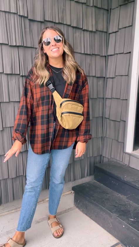 Oversized Flannel Shirt For Everyday, Oversized Flannel Shirt For Fall, Flannel Layering Outfits, How To Style Flannel Shirt Women, Oversized Fall Flannel Shirt For Everyday, Casual Fall Flannel Button-up Shirt, How To Style Flannel Shirt, How To Style Flannel, Flannel Shirt Outfit Women