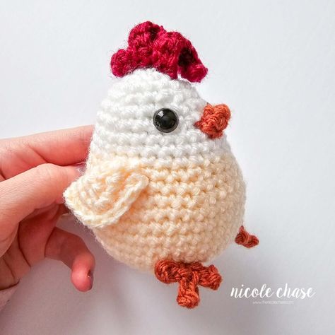 Crochet Hen Pattern Free, Crochet Chicken Pattern Free, Crochet Hen, Chicken Crochet Pattern, Yarn Projects Crochet, Chicken Crochet, Crochet Ornament Patterns, Chicken Pattern, Crochet Chicken