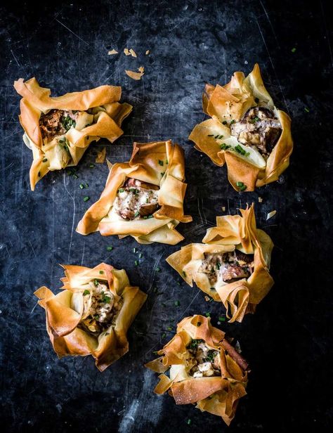 Goat's Cheese Filo Parcels Recipe with Figs Check out our vegetarian recipe for crunchy filo-baked fresh figs stuffed with peppered goat’s cheese. This recipe makes an awesome little nibble or starter that’s really easy to make Filo Parcels, Christmas Nibbles, Filo Pastry Recipes, Fig Dessert, Christmas Canapes, Canapes Recipes, Vegetarian Christmas, Filo Pastry, Fig Recipes