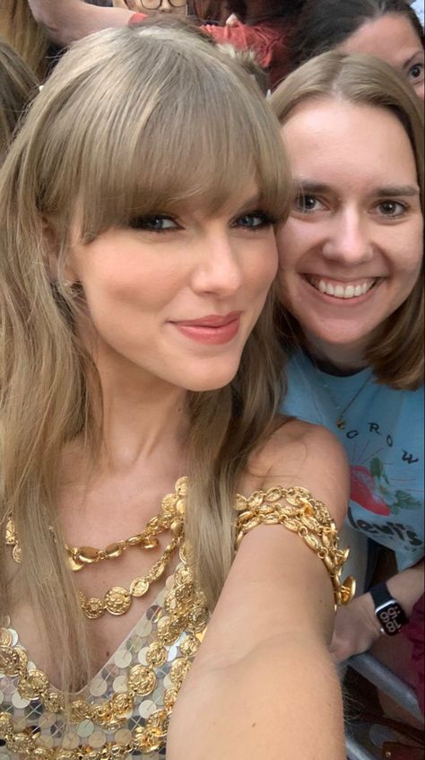 Taylor Swift taking selfies with fans at the Tiff 22. - 09/09/22 Taylor Swift Fotos, Blondie Girl, Celebrity Selfies, Taylor Swift New, Estilo Taylor Swift, All About Taylor Swift, Swift Photo, Taking Selfies, Taylor Swift Fan