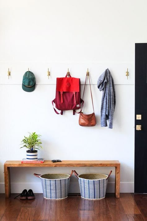 Modern Farmhouse Mudroom, Creating An Entryway, Farmhouse Mudroom, Hall Entrada, Apartment Entryway, Mudroom Entryway, Farmhouse Entryway, Mudroom Design, Foyer Decorating