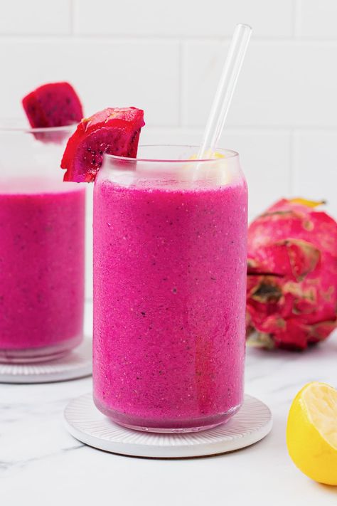 This Dragon Fruit Smoothie is colorful, creamy, and delicious using dragon fruit, mango, banana, and lemon juice. Dragon Fruit Shake, How To Make Dragon Fruit Juice, Dragon Fruit Mango Smoothie, Mango Dragonfruit Smoothie, Papaya Dragon Fruit Smoothie, Dragon Fruit Juice, Dragonfruit Recipes, Pink Dragon Fruit, Pink Smoothie