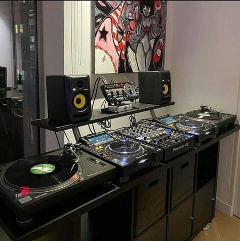 Dj Table Set Up, Home Dj Studio, Dj Setup Ideas Home, Dj Studio Room Ideas, Home Dj Setup, Dj Bedroom, Dj Aesthetic, Vinyl Record Furniture, Dj Studio