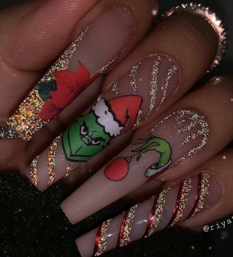 Grinch Stilleto Nails, Dramatic Christmas Nails, Short Grinch Nails Designs, Extreme Christmas Nails, Nail Inspo Xmas, Christmas Nails Crazy, Christmas Nails Grinch Art Designs, Grinch Christmas Nail Designs, Grinch Christmas Nails Acrylic