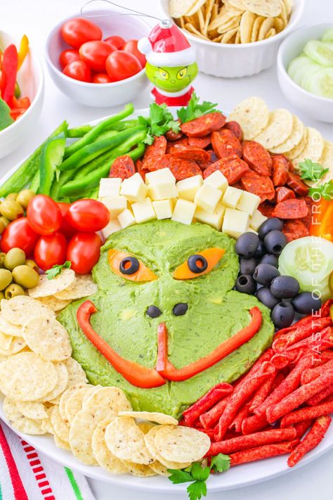 Kids Party Ideas Food, Grinch Charcuterie, Grinch Charcuterie Board, Grinch Snack, A Grinch Christmas, Make A Grinch, Party Ideas Food, Puppy Chow Christmas, Deviled Eggs Recipe Easy