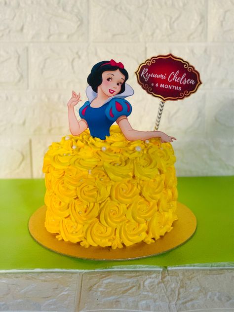 Simple Snow White Cake, Snowwhite Birthday Cake, Snow White Theme Cake, White Theme Cake, White Rosette Cake, Snow White Birthday Cake, Snow White Theme, Anniversary Dessert, Snow White Cake