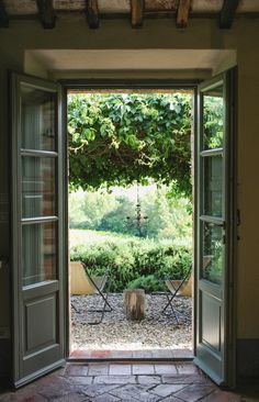 Italian Villa Interior, Chasing Daisies, Backyard Decor Ideas, Italian Style Home, Tuscany Home, Cool Backyard, Tuscany House, Hotels In Tuscany, Summer Outside