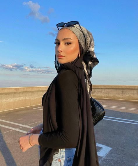 All The Ways To Wear A Bandana With Hijab - Hijab Fashion Inspiration Hijab Fashion Casual, Ways To Wear A Bandana, Modest Muslim Fashion, Hijab Turban Style, Hijab Ideas, Tutorial Eyeshadow, Modest Summer Fashion, Estilo Hijab, Turban Hijab