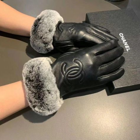 Chanel Gloves, Fancy Gloves, Aesthetic God, Gloves Fashion, Girly Accessories, Eclectic Fashion, Fur Coats Women, Looks Chic, Dec 7