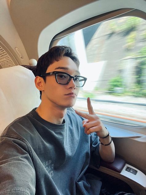 新幹線速いね😎 CHEN🌌 #CHEN_JAPANTOUR_Polaris #CHEN #CHEN_ポラリス #EXO #weareoneEXO Exo Updates, Exo Jongdae, Exo Album, Ko Ko Bop, Sing For You, Exo Lockscreen, Exo Korean, Exo Chen, Kim Jongdae