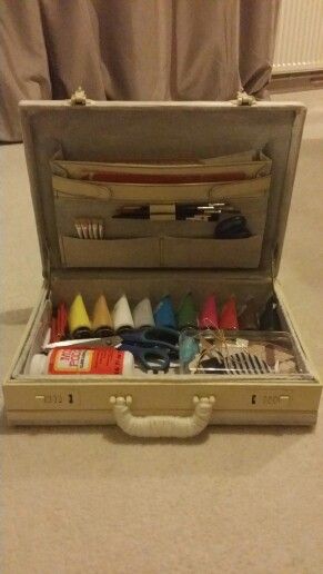 Old briefcase upcycled into an Art case Briefcase Upcycle, Craft Organization Ideas, Vintage Remodel, Art Supply Box, Craft Storage Ideas, Sewing Organizer, Pochade Box, Craft Boxes, Vintage Trunk