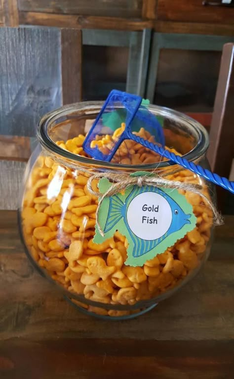 Healthy Birthday Snacks, Tropisk Fest, Goldfish Snack, Underwater Birthday, Fishing Themed Birthday Party, Healthy Birthday, Ocean Birthday Party, Shark Themed Birthday Party, Mermaid Birthday Party Decorations