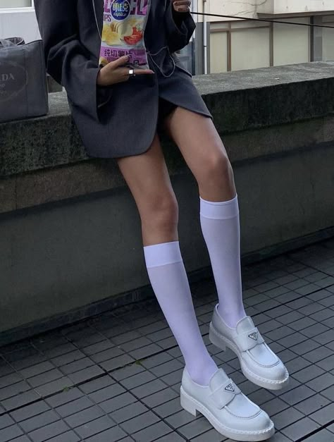 Chunky Loafers Outfit Style, White Loafers Outfit, Chunky Loafers Outfit, Loafers Outfits, Sofia Coelho, White Knee High Socks, Prada Loafers, White Loafers, Loafers Outfit