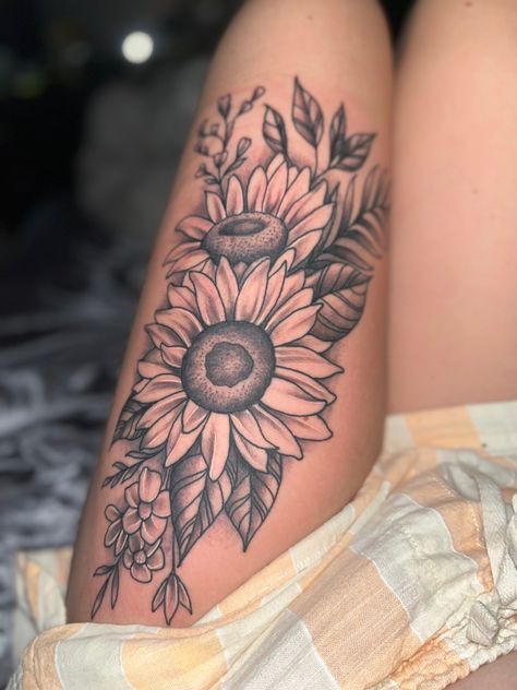 Thigh Tattoo Flower, Sunflower Thigh Tattoo, Tattoos Thigh, Couple Tattoos Love, Forearm Tattoo Women, Tattoos Women, Leg Tattoos Women, Sunflower Tattoos, Thigh Tattoos Women