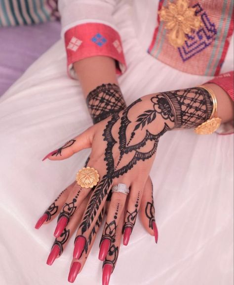 Henna habesha ethiopian gold #henna Ethiopian Henna Design, Habesha Makeup, Eritrean Henna, Ethiopian Henna, Habesha Culture, Traditional Henna Designs, Gold Henna, Cute Henna Designs, Simple Arabic Mehndi