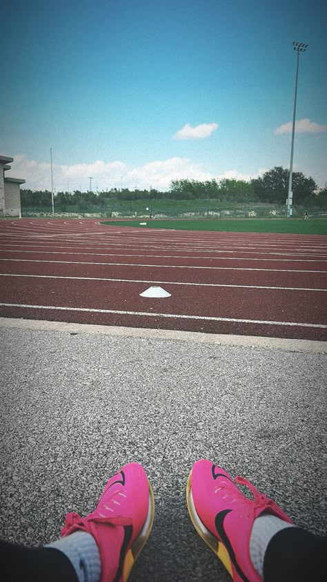 Track Meet Pictures, Trackstar Aesthetic, Track Runner Aesthetic, Track Body Goals, Track Workouts For Sprinters, Track Wallpapers, Track Szn, Athlete Instagram, Track And Field Aesthetic