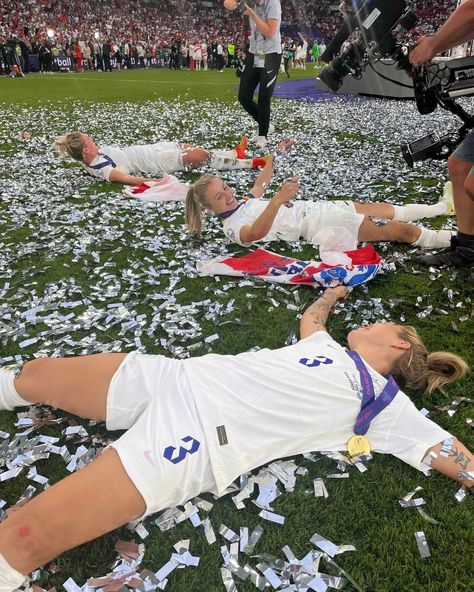 Woman Footballer Aesthetic, Women’s Soccer Players, Soccer Athlete Aesthetic, Soccer Life Aesthetic, Soccer Women Aesthetic, Woman Football Aesthetic, Female Footballer Aesthetic, Football Women Aesthetic, Vision Board Soccer