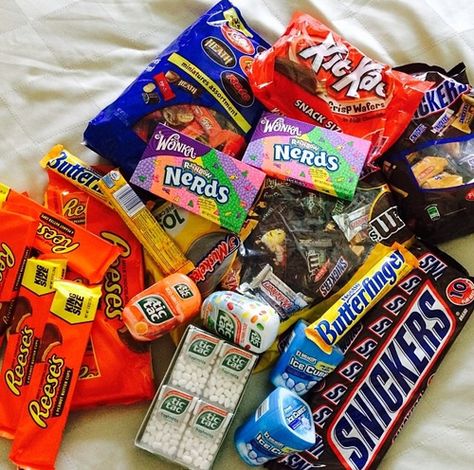 American candy! Snack Time Aesthetic, American Candy Aesthetic, American Snacks Aesthetic, Junk Snacks, Snack Haul, Emily Aesthetic, Freakshakes Recipe, Snack Stash, Violet Crumble