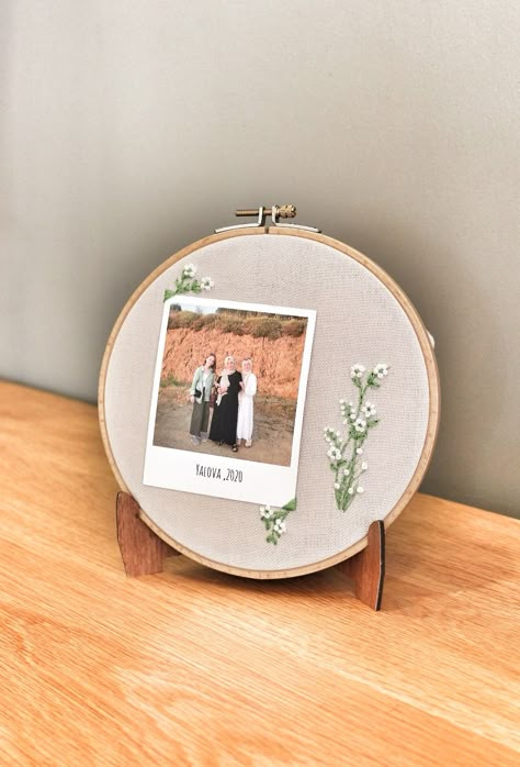 Poloroid Holder Embroidery, Embroidery With Polaroid, Cross Stitch Photo Frame, Embroidered Polaroid Frame, Display Embroidery Ideas, Embroidered Photo Frames, Embroidered Picture Frame, Embroidery Polaroid Frame, Polaroid Embroidery