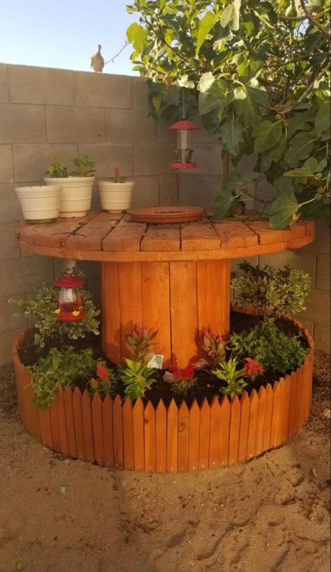 Diy Cable Spool Table, Bird Feeders Diy, Cable Spool Tables, Wooden Spool Tables, Wooden Spool Projects, Bird Feeder Garden, Backyard Plans, Turtle Stuff, Spool Furniture