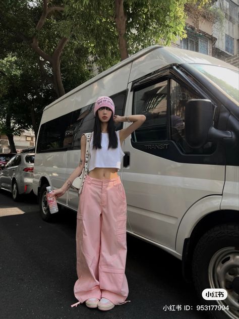 Pink Cargo Pants Outfits, Baggy Pants Outfit, Pink Cargo Pants, Cargo Pants Outfits, Celebrity Aesthetic, Fashion Dream Job, Beanie Outfit, Clown Doll, California Outfits