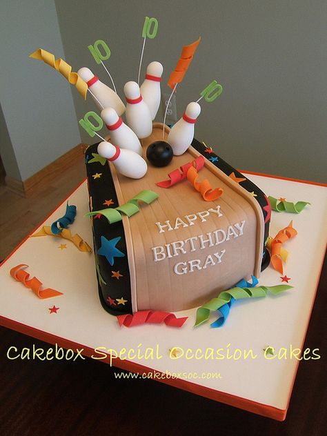 Bowling birthday cake, I will do this for Jackson if he is still crazy about bowling come August! Wedding Memorabilia, Bowling Cake, Super Torte, Fun Bowling, Bowling Birthday, Cooking Photos, Sport Cakes, Cake Photos, Recipe Cake