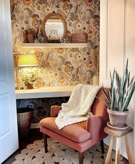 Office Nook With Wallpaper, Vintage Office Wallpaper, Wallpaper Small Office, Wallpaper Office Nook, Home Office Ideas Wallpaper, Cloffice Wallpaper, Office Nook Wallpaper, Wallpaper On Desk, Wallpaper Home Office Inspiration