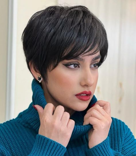 Flattering Pixie for Thick Hair Wedge Hairstyles, Cool Hairstyles For Girls, Bob Hairstyles For Thick, Bob Haircut With Bangs, Short Hairstyles For Thick Hair, Short Layered Haircuts, Best Short Haircuts, Short Bob Haircuts, Short Pixie Haircuts