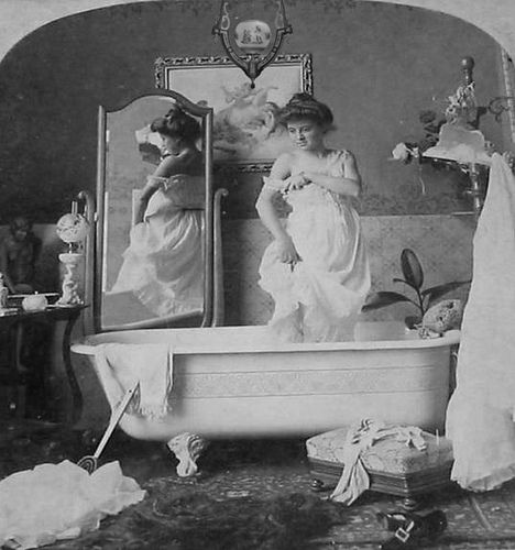 Stepping into bath 1890's by gaswizard, via Flickr Bath Pics, Victorian Bathroom, Victorian Photos, Victorian Women, Foto Vintage, Photo Vintage, Edwardian Era, Antique Photos, White Photo