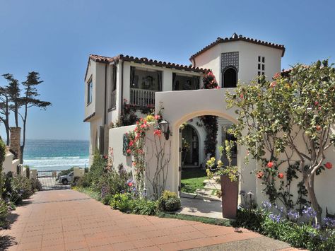 House on the beach in Carmel, CA: I want to live here and wake up to this every morning. Spanish Beach House, California Beach House, Dream Beach Houses, Spanish Style Home, Casas Coloniales, Spanish Style Homes, Hacienda Style, Mediterranean Home, Spanish House