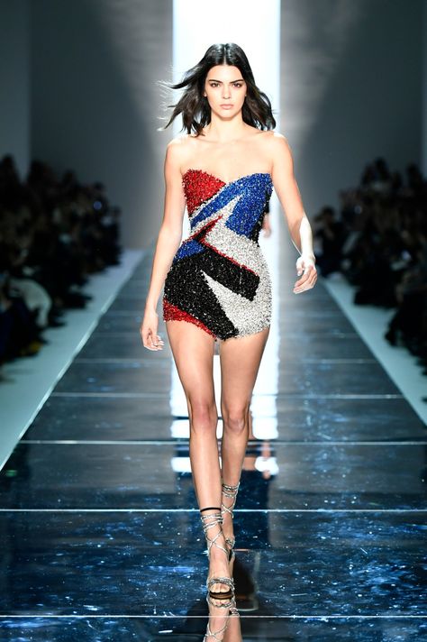 Kendall Jenner Fashion Show, Kendall Jenner 2017, Kendall Jenner Fashion, Bustier Top Dress, Kendall Jenner Runway, Kendall Jenner News, Stile Kendall Jenner, Kendal Jenner, Kendall Style