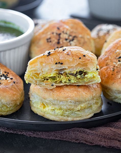 Party Appetizers Indian, Punjabi Appetizers, Paneer Puff Pastry, Desi Brunch Ideas, Indian Picnic Food Ideas, Paneer Appetizers, Indian Snacks For Party, Paneer Puff, Baked Indian Snacks