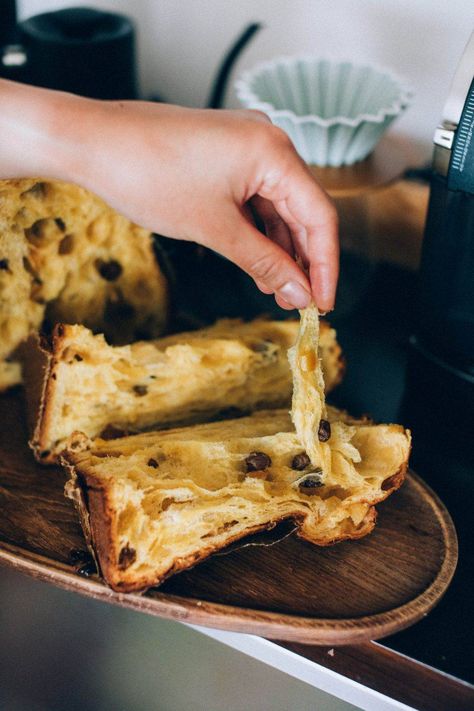 Vegan Panettone, Vegan Holiday Desserts, Panettone Recipe, Vegan Candies, Vegan Bread, Sourdough Recipes, Vegan Condiments, Snack Cake, Vegan Sweets