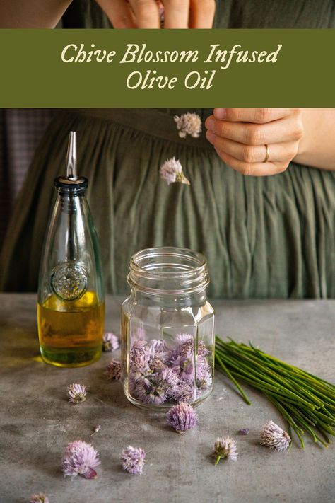 Chive Flower Infused Oil, Flower Infused Oil, Food Europe, Chive Flower, Chive Blossom, Infused Vinegars, Homesteading Recipes, Diy Foods, Preserving Recipes