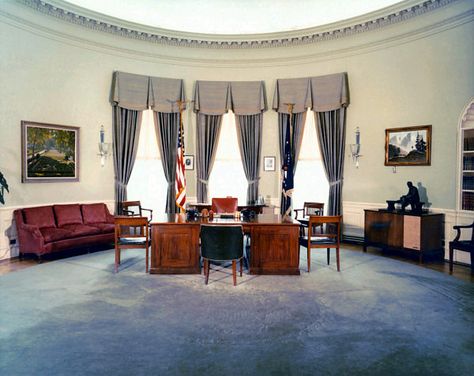 Ike's oval White House Usa, White House Washington Dc, Office Curtains, Inside The White House, Independence Missouri, Interior Design History, Harry S Truman, Simple Curtains, Oval Office