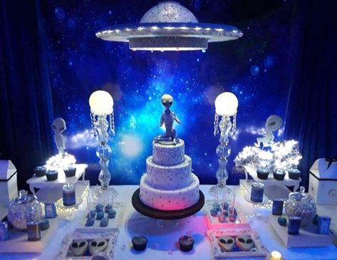 Alien themed outer space birthday party decorations. #kidsbirthdayparty #kidsbirthdaypartyideas #girlbirthdayparty #girlbirthdaypartyideas #boybirthdayparty #boybirthdaypartyideas Alien Birthday Party, Kids Beach Party, Random Theme, Alien Birthday, Birthday Drip Cake, Meg 2, Friend Party, Cowboy Theme Party, Alien Party