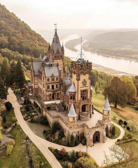 Picturesque Schloss Drachenburg castle in Germany - 9GAG Drachenburg Castle, Castle Aesthetic, Germany Castles, Neuschwanstein Castle, Chateau France, Castle House, Fairytale Castle, Fantasy Castle, Beautiful Castles